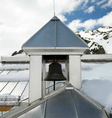 Dachreiter mit Glocke: Vernagthütte in Tirol