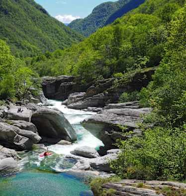 Die Verzasca ist nicht nur bei Kajak-Fahrern äußerst beliebt.