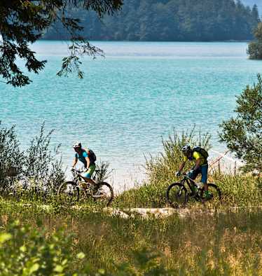 Zwei Radler vor dem Walchensee.