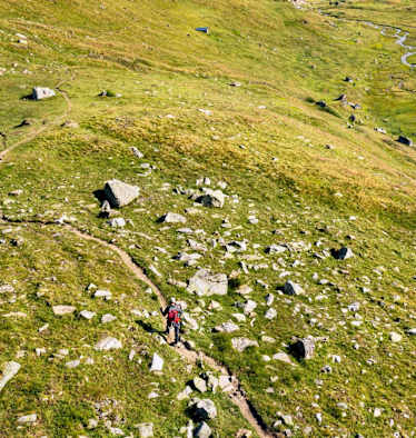 Ein Blick von oben über die grünen Wiesenlandschaften des Plateau von L’Ar du Tsan.