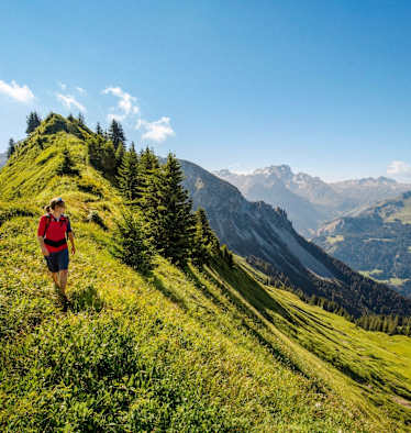 Ein Bergsteiger auf dem Wanderweg.