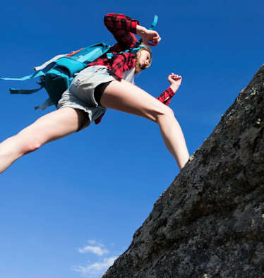 Gelenkfit in die Berge: Wanderin im Gebirge