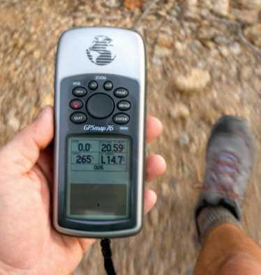 Höhenmesser: Wanderer mit GPS-Gerät