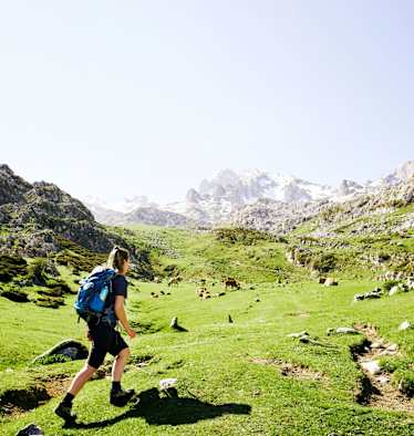 Wanderin im Nationalpark Picos de Europa in Spanien