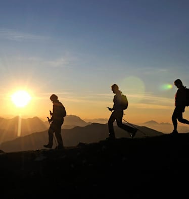 Wandern am Hochplateau Steinplatte in den Chiemgauer Alpen an der Grenze von Bayern und Tirol