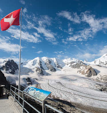Von der Aussichtsplattform auf der Diavolezza hat man eine frei Sicht auf den Piz Palü und die Bernina Gruppe