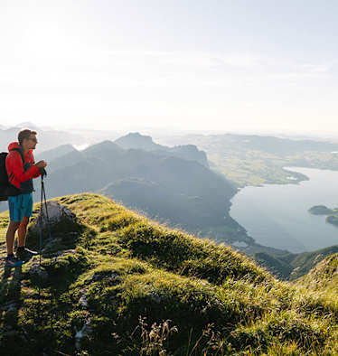Wandern im Salzkammergut; Ausblick über Salzkammergut-Berge und Salkzkammergut-Seen