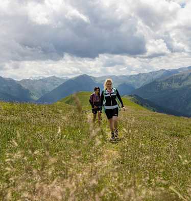 Zwei Frauen wandern in der Wildschönau