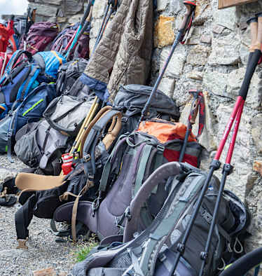 Wanderrucksäcke an einer Berghütte