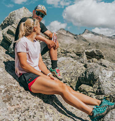 Bei einem ausgiebigen Picknick dürfen die richtigen Snacks von Loidl nicht fehlen: Alex Payer und seine Fast-Ehefrau Sabine Schöffmann wissen wie es geht.