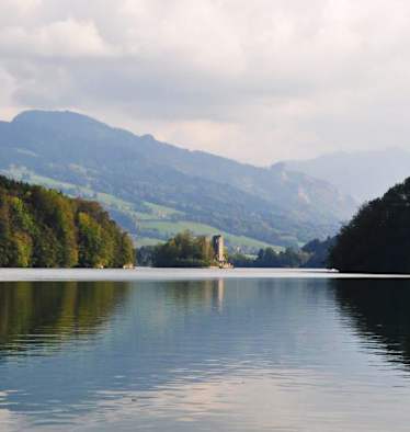 Blick auf den Lac de la Gruyère im Kanton Freiburg