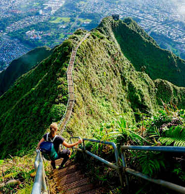 Die Haiku Stairs auf der hawaiianischen Insel Oahu 