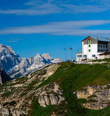 Am Fuße der berühmten Drei Zinnen: Die Auronzohütte (2.333 m)