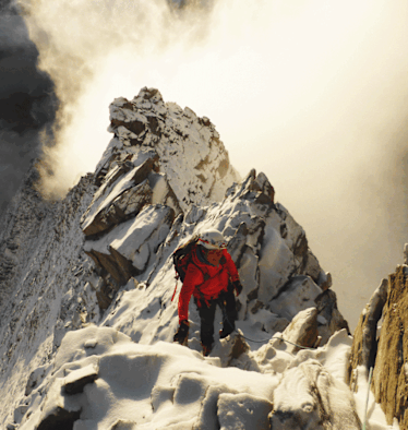 Die bergführende Traumerfüllerin Magdalena Habernig auf dem Weisshorn (4.504 m) in den Walliser Alpen