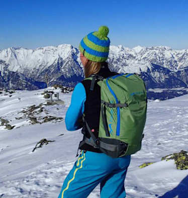 Freeriderin vor Bergpanorama