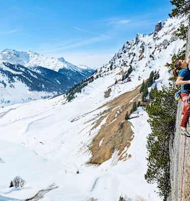 Ein Kletterer auf der steilen Felswand.