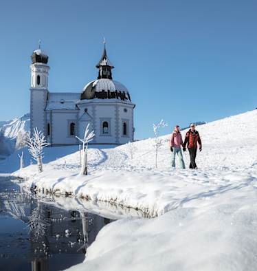 Winterwandern vor dem Seekirchl in Seefeld
