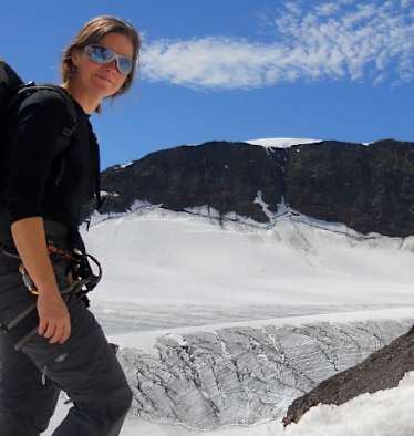 Heidi von Wettstein mit der Müllerhütte (3.145 m), die sie seit 10 Jahren führt