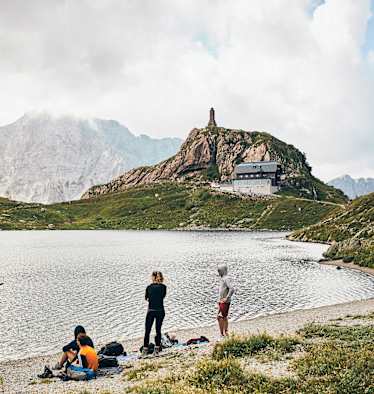 Blick auf Wolayersee und Wolayerseehütte am Karnischen Hauptkamm