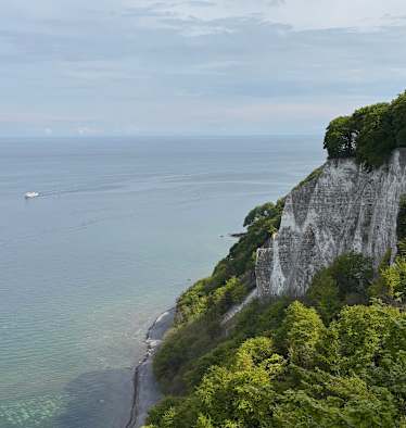 Blick auf die berühmten Kreidefelsen der Ostseeinsel Rügen