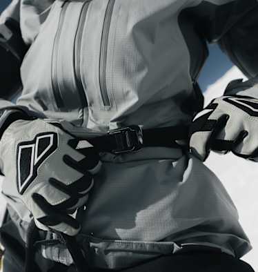 frau bindet gurt im schnee