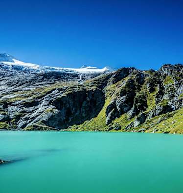 Der Zöttsee am Fuße des Basodino-Gletschers in den Tessiner Alpen