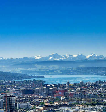 Zürich: Blick über die Stadt in die Berge