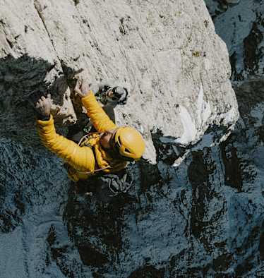 Kletterer unterwegs am Felsen mit der NXT-Kollektion