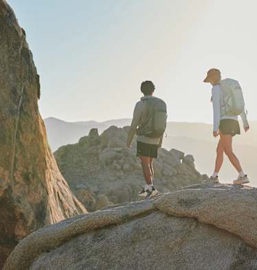 Morgensonne, Granit unter den Füßen, Freiheit im Blick – unterwegs mit leichtem Gepäck.