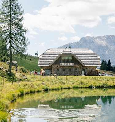 Die Watschinger Alm liegt am Nassfeld unter dem Gartnerkofel in den Karnischen Alpen.
