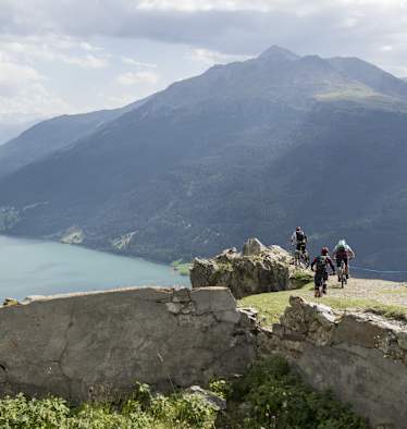 Tirol Werbung Great Trails Nauders, drei biker unterwegs in den bergen
