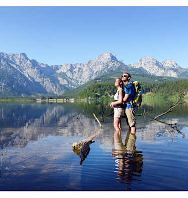 Der Almsee mit dem Toten Gebirge im Hintergrund