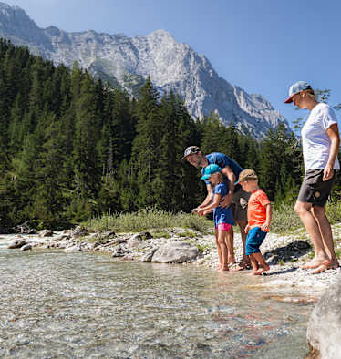 Familienwanderung im Gaistal: Familie an Leutascher Ache