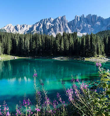 Der Karer See mit dem Latemar im Hintergrund