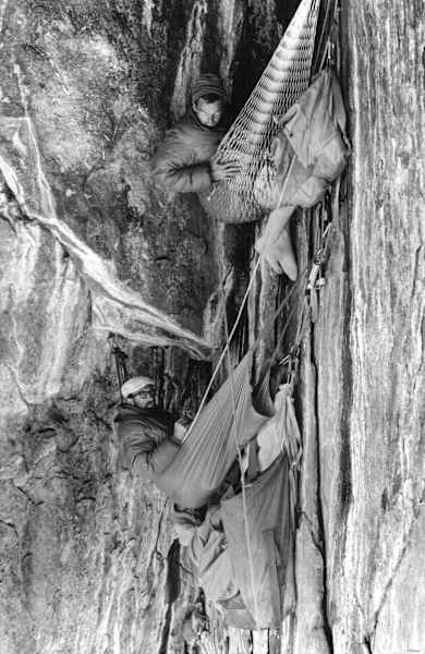 Tom Frost, Royal Robbins und Yvon Chouinard beim Biwakieren an der North America Wall des El Capitan im Yosemite Valley, Oktober 1964