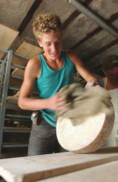 Der Piora-Käse wird mit einem feuchten Lappen abgerieben