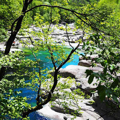 Nur wandernd entdeckt man einsame Plätze – retour geht es mit öffentlichen Verkehrsmitteln.