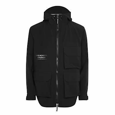 Egal ob ihr auf dem Rad dem Regen trotzen wollt oder einfach nur durch die Stadt bummelt, die schicke Off Race Shield Jacket von Pas Normal Studios ist dein täglicher Begleiter