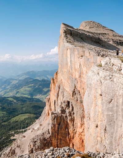 Die Wände des Heiligkreuzkofels im Val Badia in Südtirol.