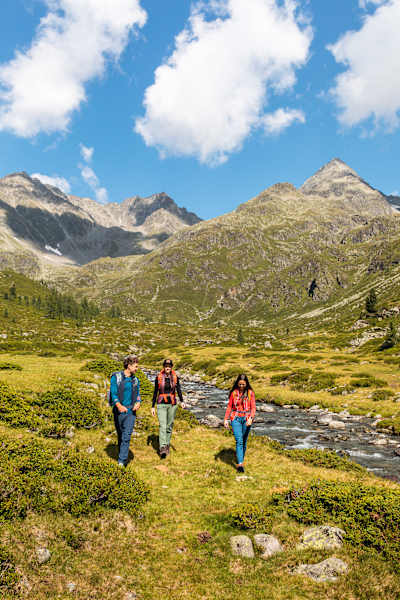 Während man nebeneinander hergeht, hat man genug Zeit für Unterhaltungen