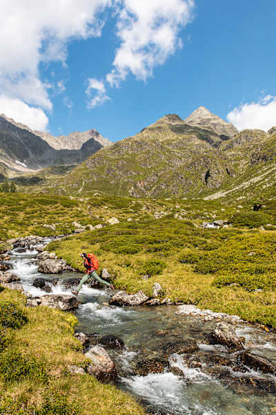 Atina überquert den breiten Gebirgsbach