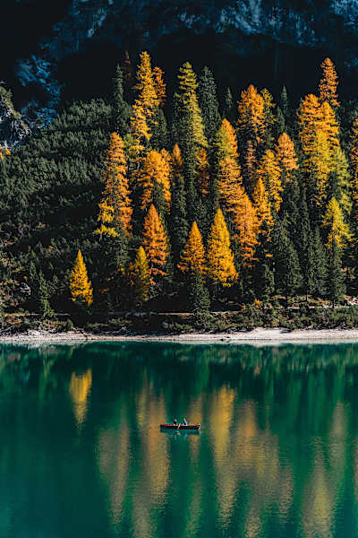 Auch im Herbst sehr beliebt: Bootsfahrt am Pragser Wildsee