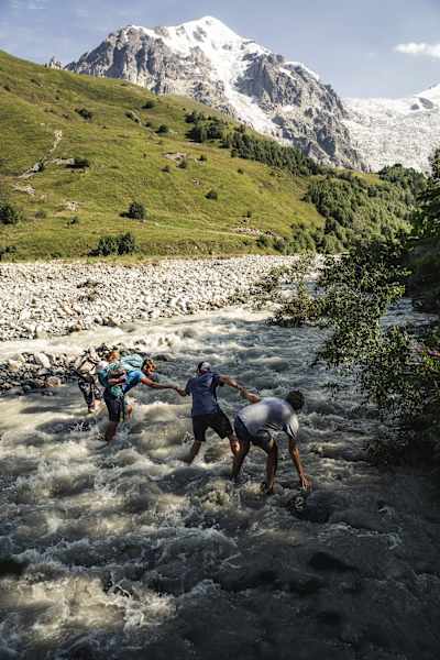 Auf dem Weg nach Iprari mussten wir einen Fluss überqueren, das Wasser war eiskalt!