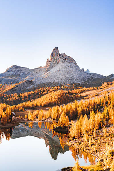 Eine Kulisse wie aus dem Bilderbuch: Der Lago Federa in Cortina in den ersten Sonnenstrahlen der Herbstsonne