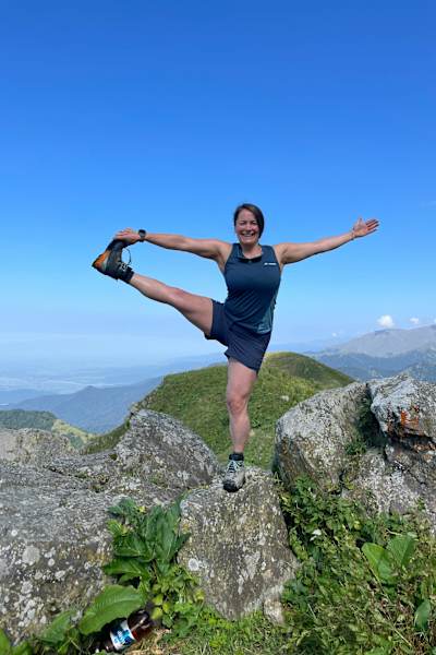 Ana Zirner beim Joga im Kaukasus