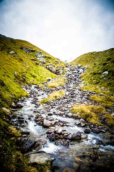 Weiter über Wiesen zu einem sehr steil abwärts führenden Wegstück