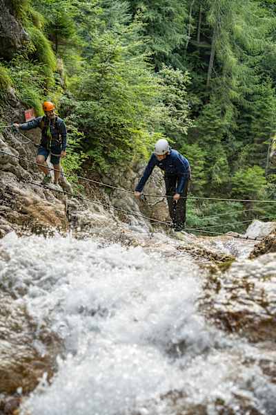 Bergsteigerin in der Rotschitza-Klamm
