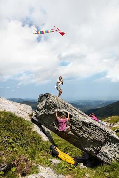 Drachensteigen und Bouldern? Dank der guten thermischen Bedingungen auf der Koralpe ist dies möglich