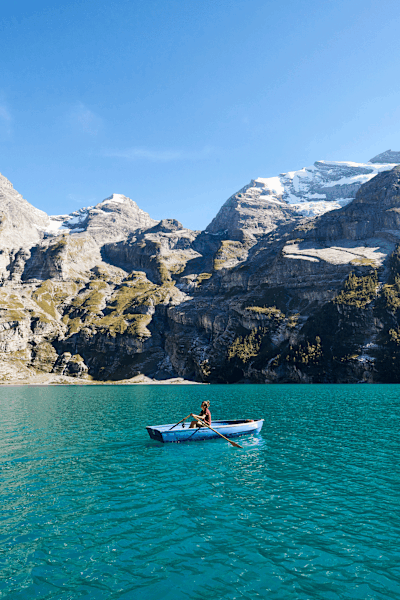 Bei einer Bootsrundfahrt auf dem Oeschinensee kann man wundervoll gleiten, eintauchen und abschalten