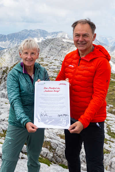 Ingrid Hayek (Vizepräsidentin des Alpenvereins) und Gerhard Schilling (Almdudler Geschäftsführer) mit dem „Saubere Berge“-Manifest
